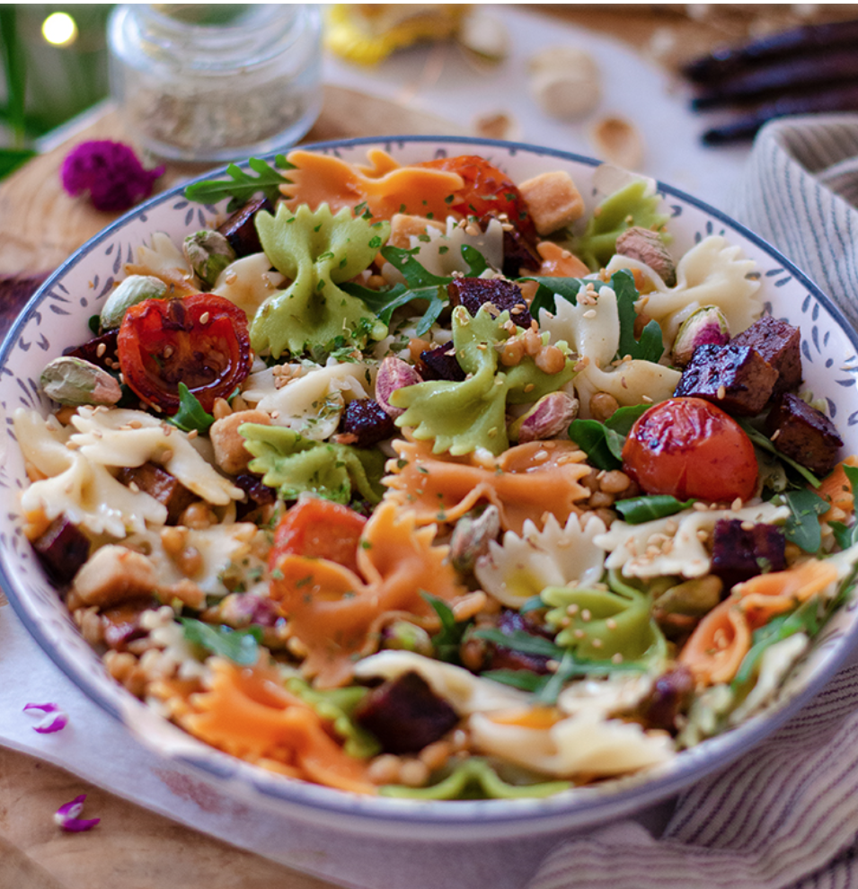 ENSALADA DE PASTA, TOFU Y RÚCULA CON LENTEJAS